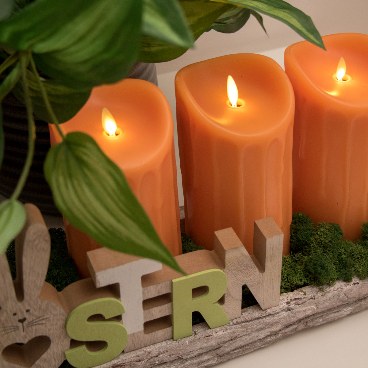 LED-Echtwachskerzen, 4er Set 23cm, Orange, Wachstropfendesign mit Holztablett aus Birke