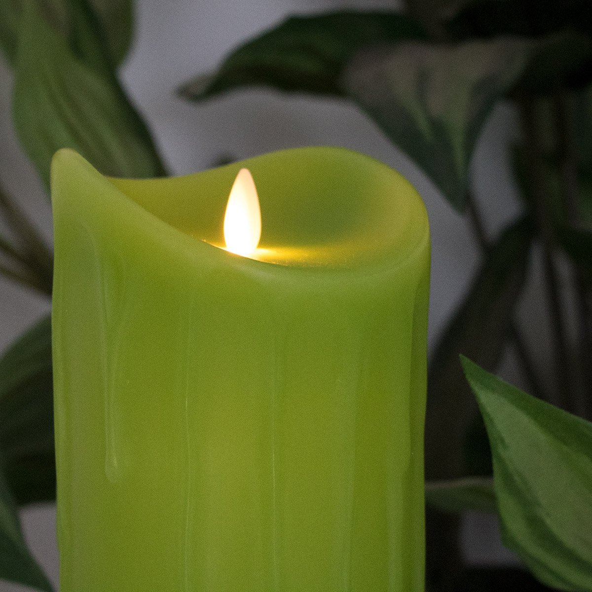 LED-Echtwachskerze mit "Flamme", Hellgrün, 23cm, Wachstropfendesign