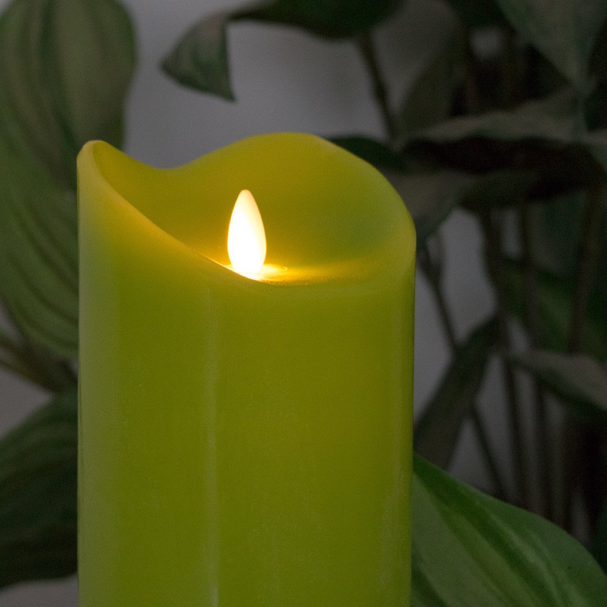 LED-Echtwachskerze mit "Flamme", Hellgrün, 18cm