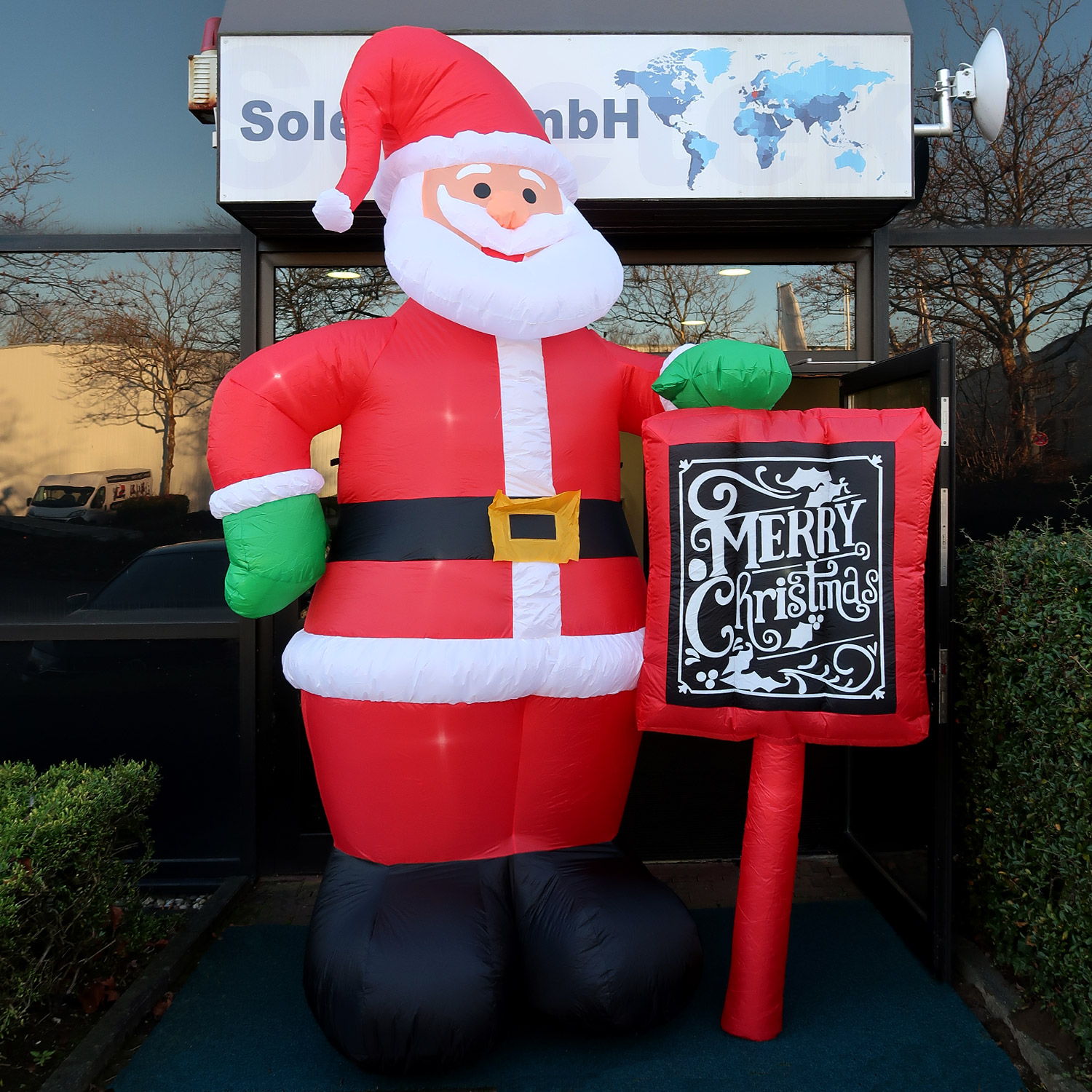 Tronje, Aufblasbarer Weihnachtsmann mit "Merry Christmas" Schild - 350cm 5 LEDs Gebläse Netzteil