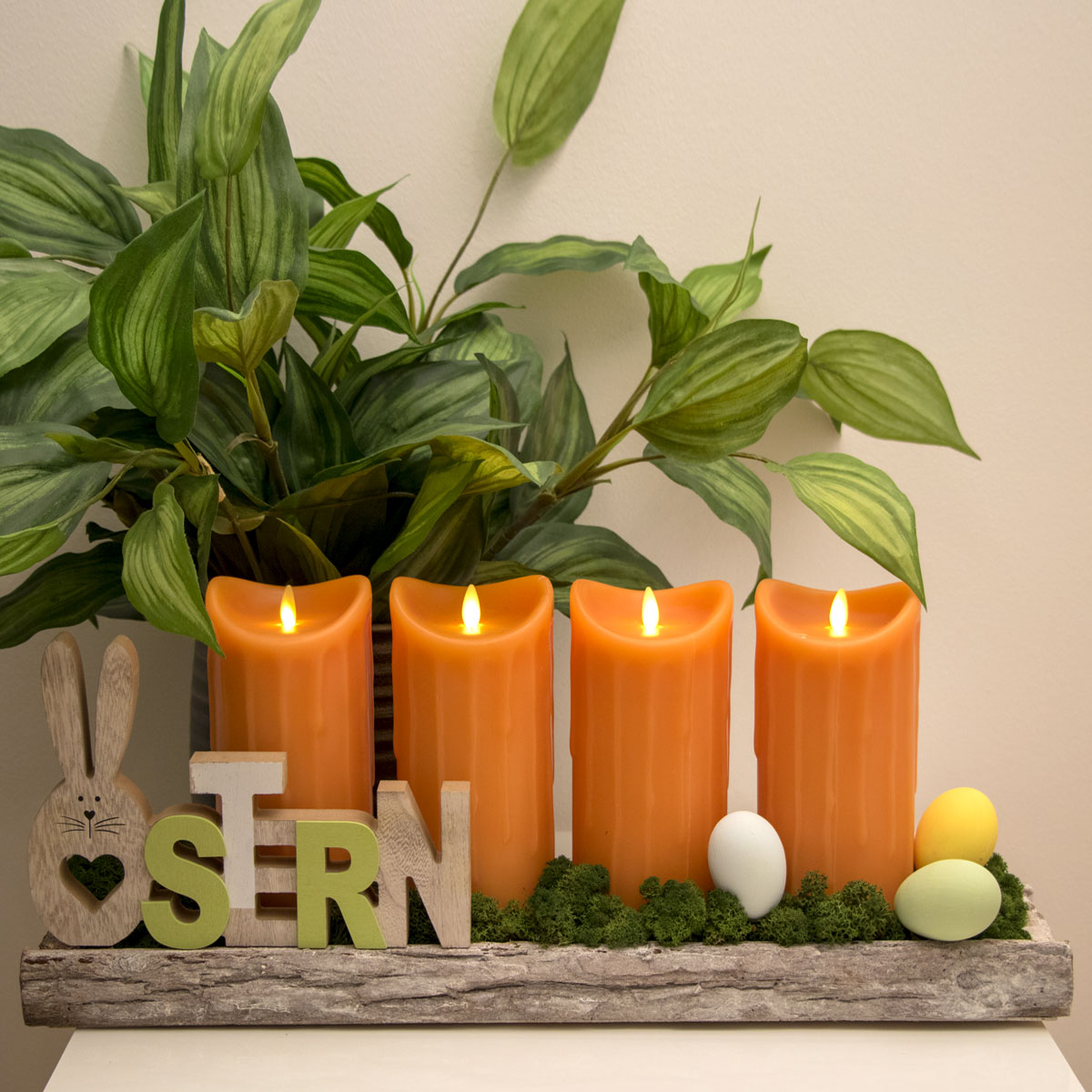 LED-Echtwachskerzen, 4er Set 23cm, Orange, Wachstropfendesign mit Holztablett aus Birke